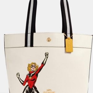 COACH-MARVEL JES TOTE W/CAROL DANVERS